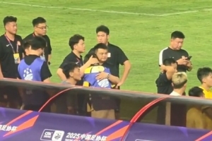 kaiyun-令人动容！西海岸惜败国安后，投资人徐尚将痛哭的儿子搂在怀中