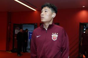 开云体育下载-能否迎来赛季首秀？武磊赛前随海港抵达主场，今晚他将替补待命