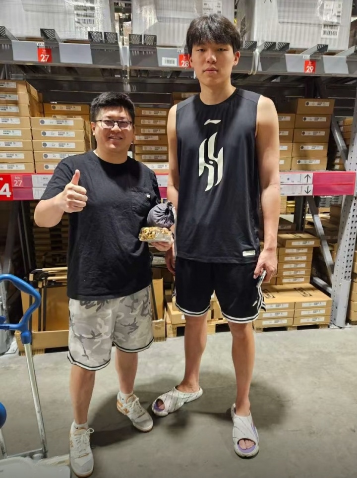 波特兰商场偶遇杨瀚森，网友惊叹其上半身明显健壮