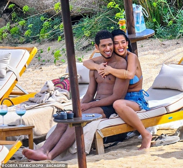 开云体育下载-紧紧相拥🥰邮报：贝林与女友在撒丁岛度假，两人躺椅上激情拥吻