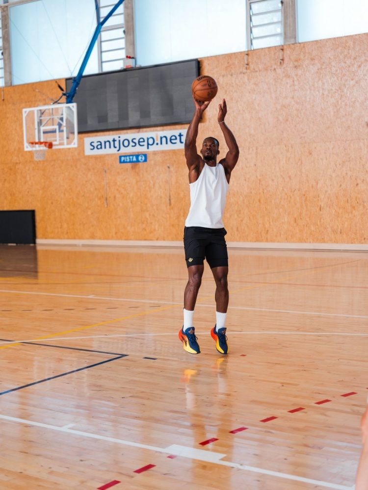 kaiyun-巴特勒西班牙度假球场实穿曝光全新签名鞋款