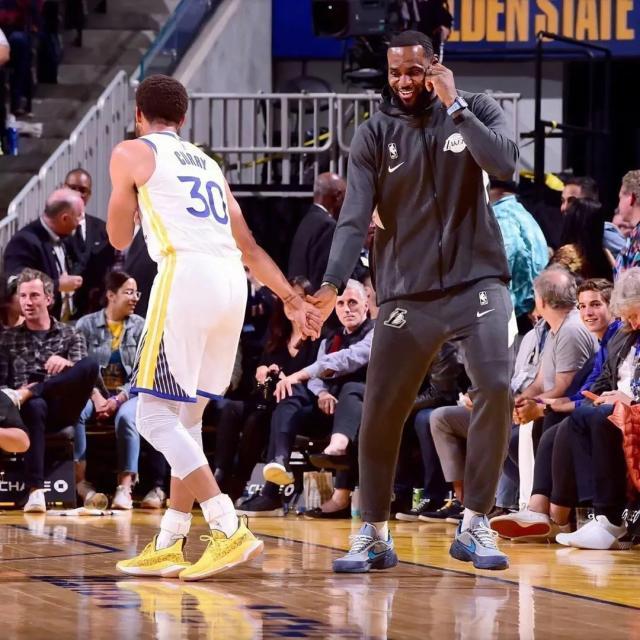 开云-东西部竞争格局差别大！绿军一枝独秀 詹库杜互撕