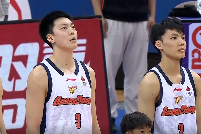 开云-CBA：胡明轩13分加时逆转，18岁小将22+8，拼到4人五犯离场|麦考尔|王洪泽|米奇|韦瑟斯庞|客队_新浪体育_新浪新闻